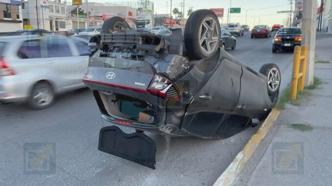 Choque entre dos vehículos provoca volcadura en el Periférico de la Juventud