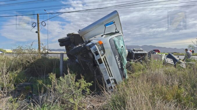 Vuelca camión cargado con equipo de audio para eventos en la carretera Chihuahua-Juárez