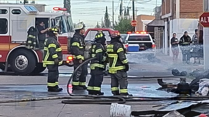 Voraz incendio consume vivienda en la colonia Villa; adulta mayor es trasladada al hospital