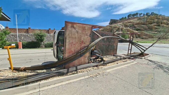 Camión cargado con varilla vuelca en el acceso al fraccionamiento Paseo del Puma