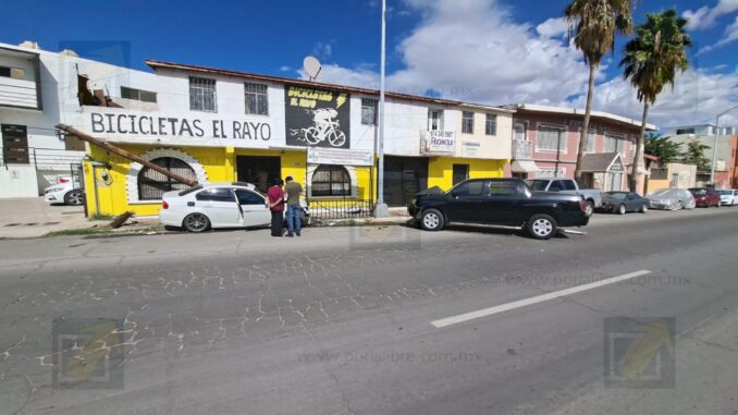 BMW se estrella contra poste y destroza pickup estacionada en el boulevard Díaz Ordaz