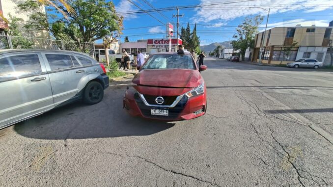 Omite alto y provoca choque entre pickup y vehículo en la colonia Altavista