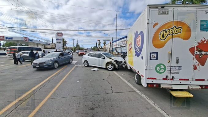 Omisión de semáforo provoca choque entre cuatro vehículos en avenida Zarco