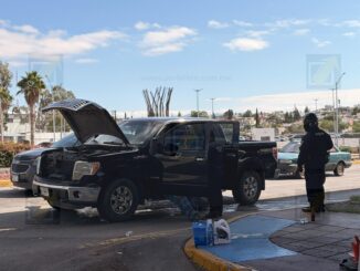 Policías evitan incendio de una pickup en el periférico De la Juventud