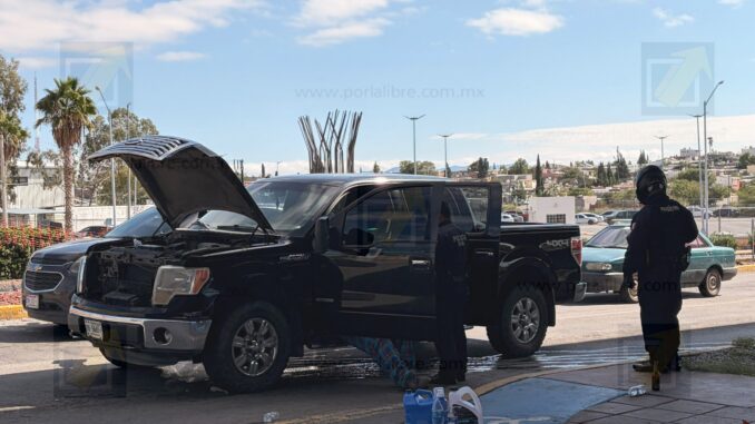 Policías evitan incendio de una pickup en el periférico De la Juventud