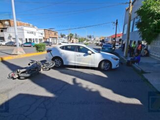 Carambola provoca que vehículo brinque el camellón y lesiona a motociclista
