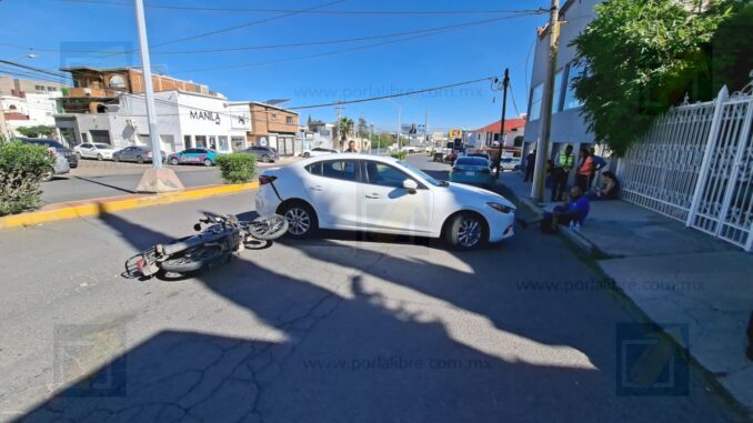 Carambola provoca que vehículo brinque el camellón y lesiona a motociclista