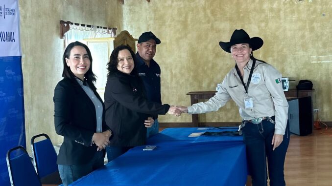 Entrega Secretaría de Turismo credenciales federales a 25 guías de turistas en Creel