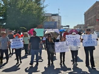 Marchan ciudadanos en apoyo a trabajadores del IMSS; exigen insumos y mejores salarios