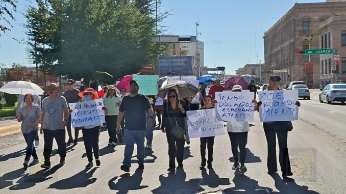Marchan ciudadanos en apoyo a trabajadores del IMSS; exigen insumos y mejores salarios