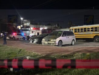 Ubican vehículos usados en ejecución de Fashion Mall; aseguran autos y moto en la Diego Lucero