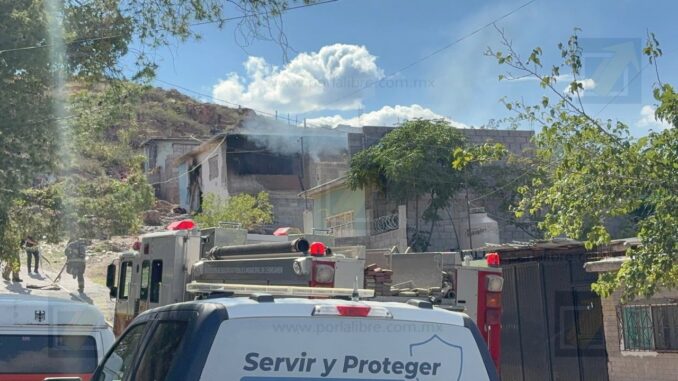 Incendio en vivienda abandonada moviliza a Bomberos y policías en la colonia San Jorge