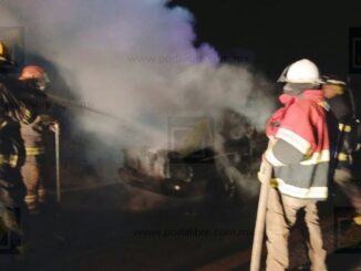 Camioneta queda reducida a cenizas tras incendiarse en carretera de Buenaventura