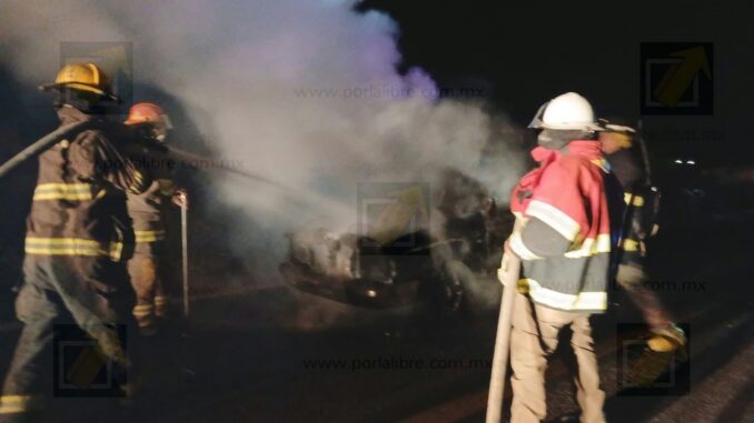 Camioneta queda reducida a cenizas tras incendiarse en carretera de Buenaventura