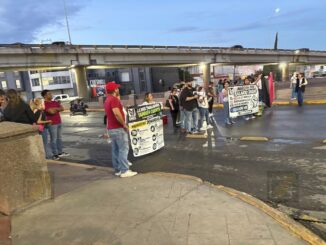Empleados del IMSS protestan en avenida Independencia; colapsan vialidad en el centro de Chihuahua
