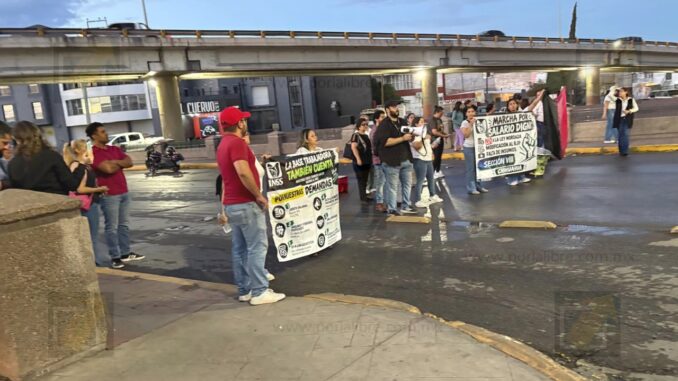 Empleados del IMSS protestan en avenida Independencia; colapsan vialidad en el centro de Chihuahua