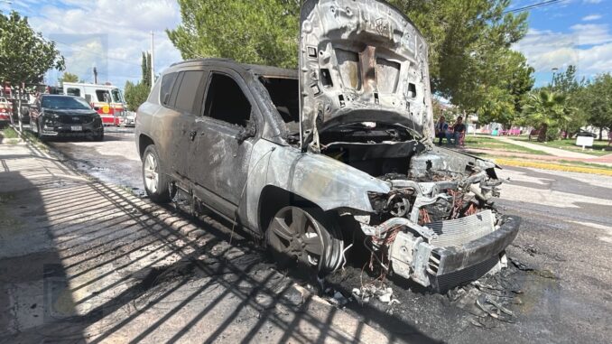Fuego consume camioneta en la colonia Magisterial
