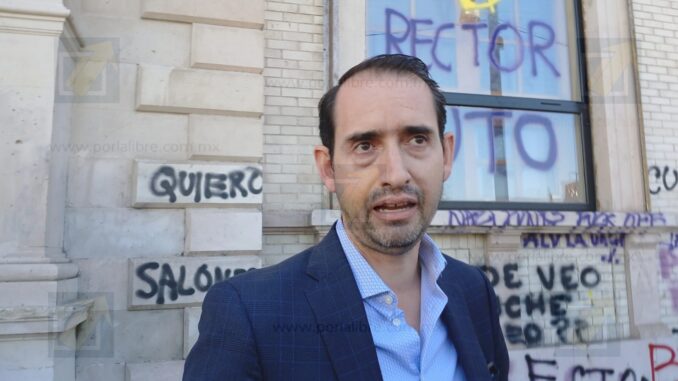 Notaría documenta daños y pintas en Rectoría de la UACH tras manifestación