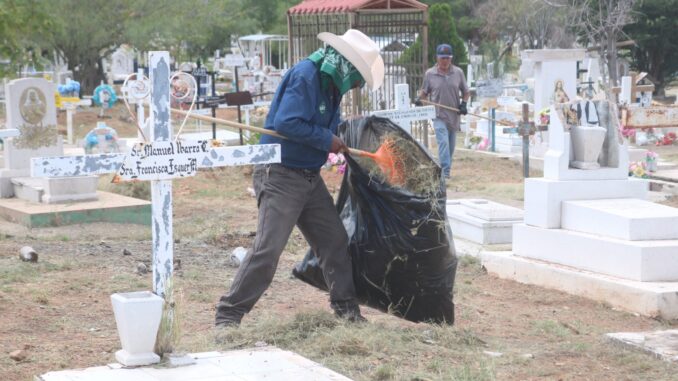 Mantiene Gobierno Municipal operativo de limpieza en panteones previo al 2 de noviembre
