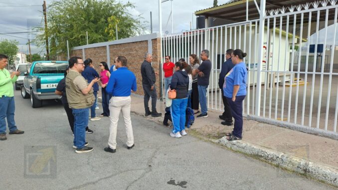 Padres de familia toman primaria Guadalupe Victoria por falta de maestro para sexto grado