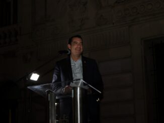 René Chavira y regidoras iluminan de verde la Plaza de Armas contra la parálisis cerebral