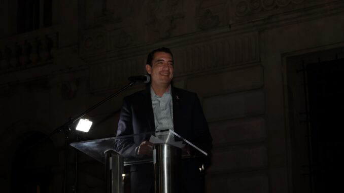 René Chavira y regidoras iluminan de verde la Plaza de Armas contra la parálisis cerebral
