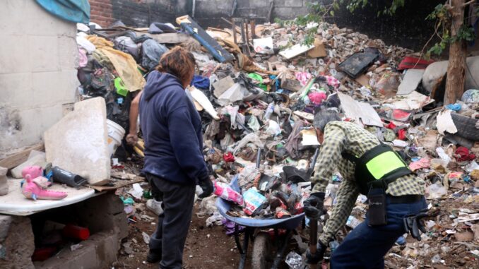 Retira Municipio 49.5 toneladas de basura acumulada en vivienda de la Villa
