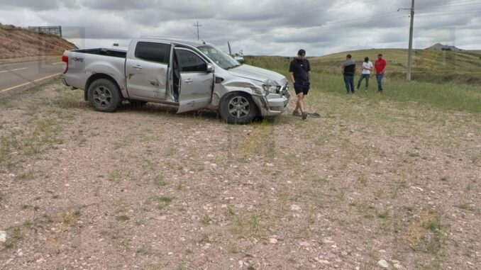 Choque contra tráiler deja pickup destrozada en carretera Cuauhtémoc-Chihuahua