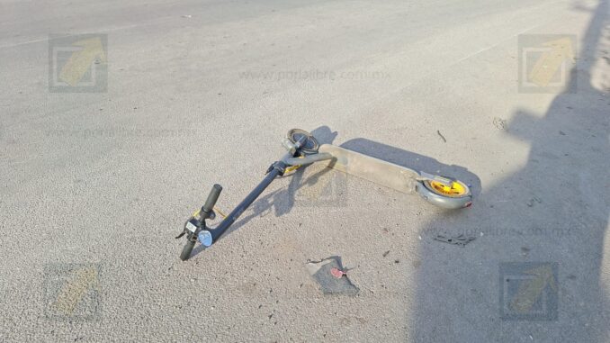 Conductor arrolla a adolescente en patín eléctrico; joven resulta herido en cruce peatonal