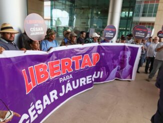 Con mantas y pancartas exigen libertad para César Jáuregui al iniciar audiencia en Ciudad Judicial