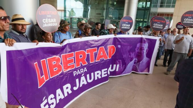 Con mantas y pancartas exigen libertad para César Jáuregui al iniciar audiencia en Ciudad Judicial