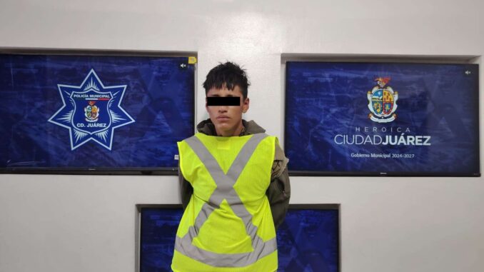 Detienen a joven por asaltar a una mujer y robarle su celular