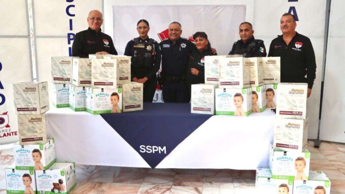Entregan policía pañales y toallitas para apoyar a familias juarenses
