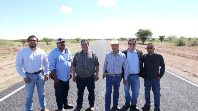 Arturo Zubía destaca obra de pavimentación de 5 kilómetros en el camino de Ciénega de Ceniceros a Matamoros
