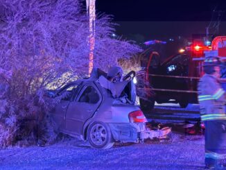 Choque brutal contra camioneta deja tres hombres muertos y prensados en la carretera Delicias-Chihuahua