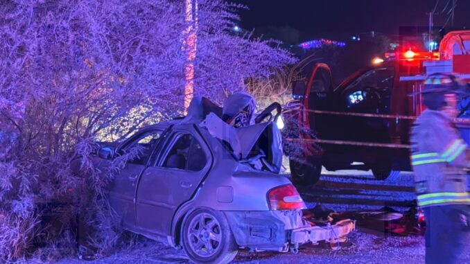 Choque brutal contra camioneta deja tres hombres muertos y prensados en la carretera Delicias-Chihuahua