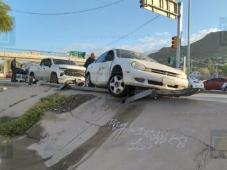 Choque entre vehículo oficial de FGE y particular termina contra barra de contención