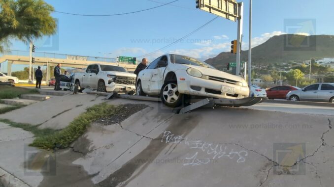 Choque entre vehículo oficial de FGE y particular termina contra barra de contención