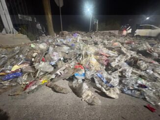 Tráiler impacta contra columnas y derrama pacas de PET en cruce de Pacheco y Teófilo Borunda