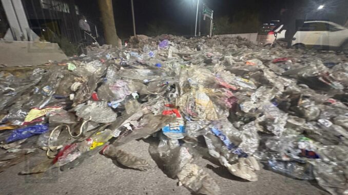 Tráiler impacta contra columnas y derrama pacas de PET en cruce de Pacheco y Teófilo Borunda
