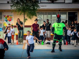 Llevan Bravos deporte y convivencia a niñas y niños de primaria