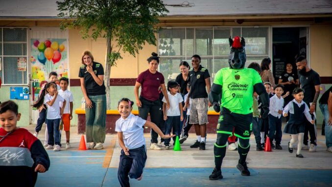 Llevan Bravos deporte y convivencia a niñas y niños de primaria