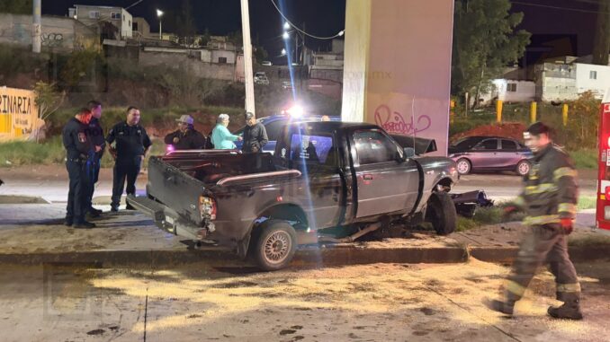 Fuerte choque en Lombardo Toledano deja a dos jóvenes gravemente heridos
