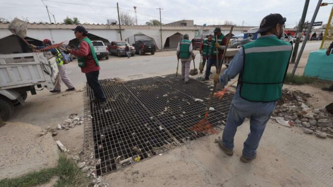 Refuerzan limpieza de alcantarillas ante pronóstico de lluvias