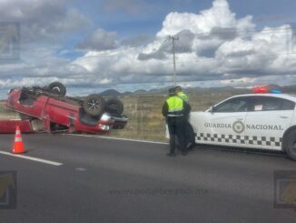 Vuelca pickup con placas de Illinois en la carretera a Juárez; ocupantes abandonan el lugar