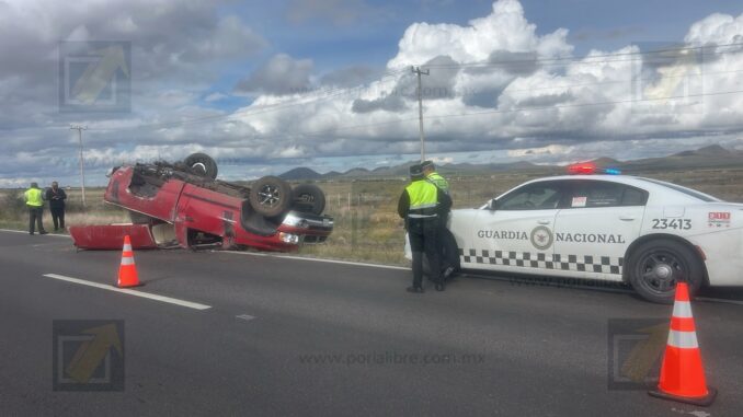 Vuelca pickup con placas de Illinois en la carretera a Juárez; ocupantes abandonan el lugar