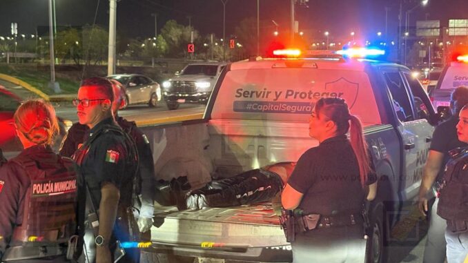 Hombre cae de puente en la avenida Tecnológico sobre una patrulla municipal