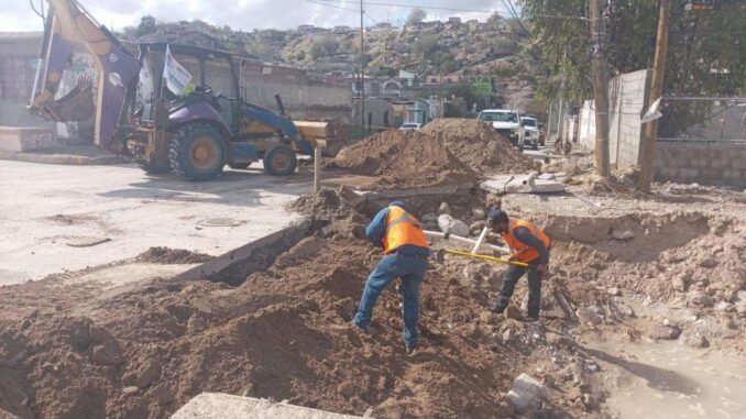 Apoya Obras Públicas con personal y maquinaria a población afectada por las lluvias en Ciudad Juárez