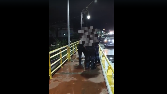 Policías apoyan y retiran de puente a hombre esta madrugada