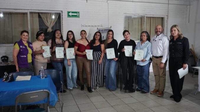 Integrantes del Centro Comunitario Villa Revolución se gradúan de cursos para el autoempleo